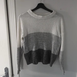 Stickad tröja - Grå/vitrandig stickad tröja, använd flertalet gånger men i bra skick.