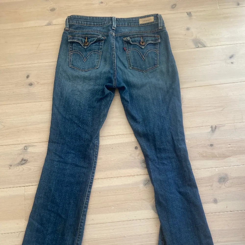 Sjukt snygga Lågmidjade Levis jeans i st 36/38. Bra skick!. Jeans & Byxor.