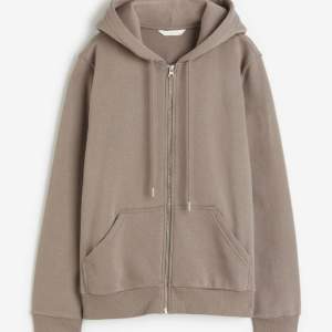 Säljer en helt ny och oanvänd zip up hoodie från H&M🤍kommer ej till användning!