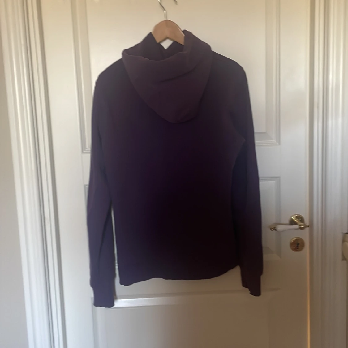 Lila hoodie med tryck  - 90