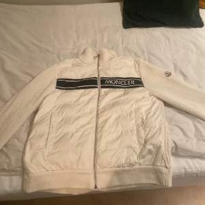 Säljer min moncler cardigan kopia aldrig använd 10/10 i skick nfc funkar, skriv privat om ni vill ha fler bilder, kan även tänkas byta mot något annat😇