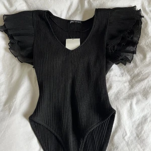 Zara topp - Jättesöt zara body med volangärmar, aldrig använd, prislappen kvar.
