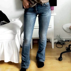 Lågmidjade jeans - Så snygga lågmidjade jeans från crocker!😍 Jättefint skick! Storlek 27/35, passar mig som är 172cm och passar även längre! Nypris ca 1000kr.