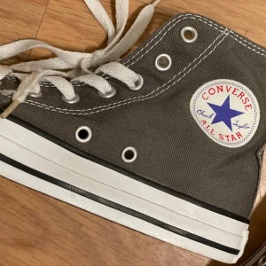 Converse All Star Klassisk Chucktaylor - Converse All Star klassisk med högt skaft. Militärgröngrå Kanvas. Riktigt snygga. Storlek 35. Nyskick. Pris 700:- Från rökfritt och djurfritt hem. 