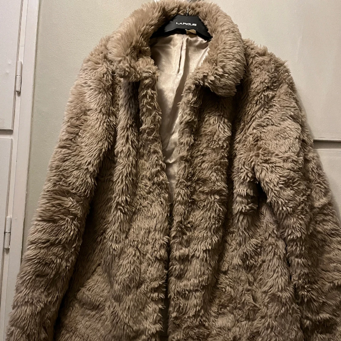 Beige pälsjacka 