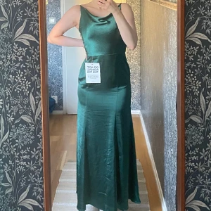 Balklänning - 🌒emeraldgrön aftonklänning 🌒blev ingen bal så har inte kommit till användning - lappar kvar, nyskick  🌒 köpt för 1691:-  🌒elegant urringning fram och bak  🌒kort slits bak 🌒 jag är 177cm lång (på bilden har jag klack)