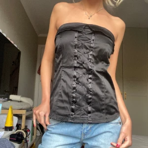Bandeau topp - Så sjukt sjukt snygg bandeau topp i satin aktigt material med knytning längst fram!❤️🫶❤️sitter bra på mig som har strl S i alla kläder 