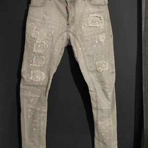 DSQUARED2 Jeans - Säljer nu mina feta DSQUARED2 jeans. Använda 2-3 gånger. Storlek 48. Nyskick.
