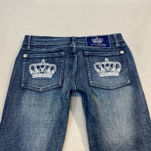 lågmidjade bootcut jeans från victoria beckham👑 - midja 40 cm rakt över och innerben 75 cm💕 korta på mig som är 170