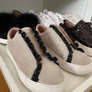 K. Cobler - JÄTTE fina! köpta för ca. 999kr om ja nt kommer ihåg fel.. knappt använda pga att de är lite stora på mig❤️‍🔥 kan tänka mig att gå ner lite i pris vid snabb affär 🙏 (första bilden är lånad men dom ser exakt likadana ut)