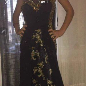 Lång festklänning - Långfestklänning med lite löngre bak. Massa med stenar och glittrig.  Strl 40