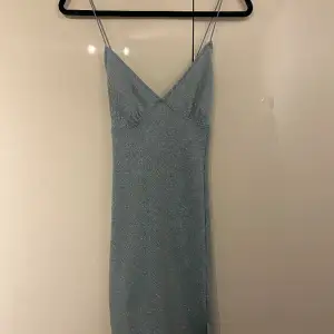 Superfin blåglittig klänning i storlek M.