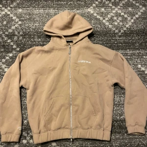 WRSTBHVR hoddie  - Storlek S (170-180 cm )  Använd nån gång hemma. 