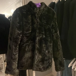 Pälsjacka  - Säljer en super fin pälsjacka då den tyvärr är för liten för mig. Står 40 i lappen men skulle nog sitta perfekt på nån som har 34/36/38🖤Jackan är i bra skick!