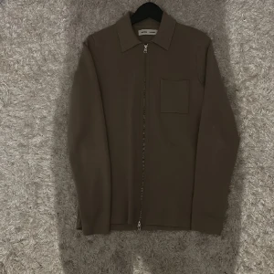  SAMSOE tröja - Säljer nu en SAMSOE SAMSOE Tröja. Den är i storlek S och är i toppskick den är bara använd några få gånger inga fläckar eller nåt så den är som ny. Kan mötas upp i Stockholm. Dunder tröja för alla grich grabbar där ute🤑