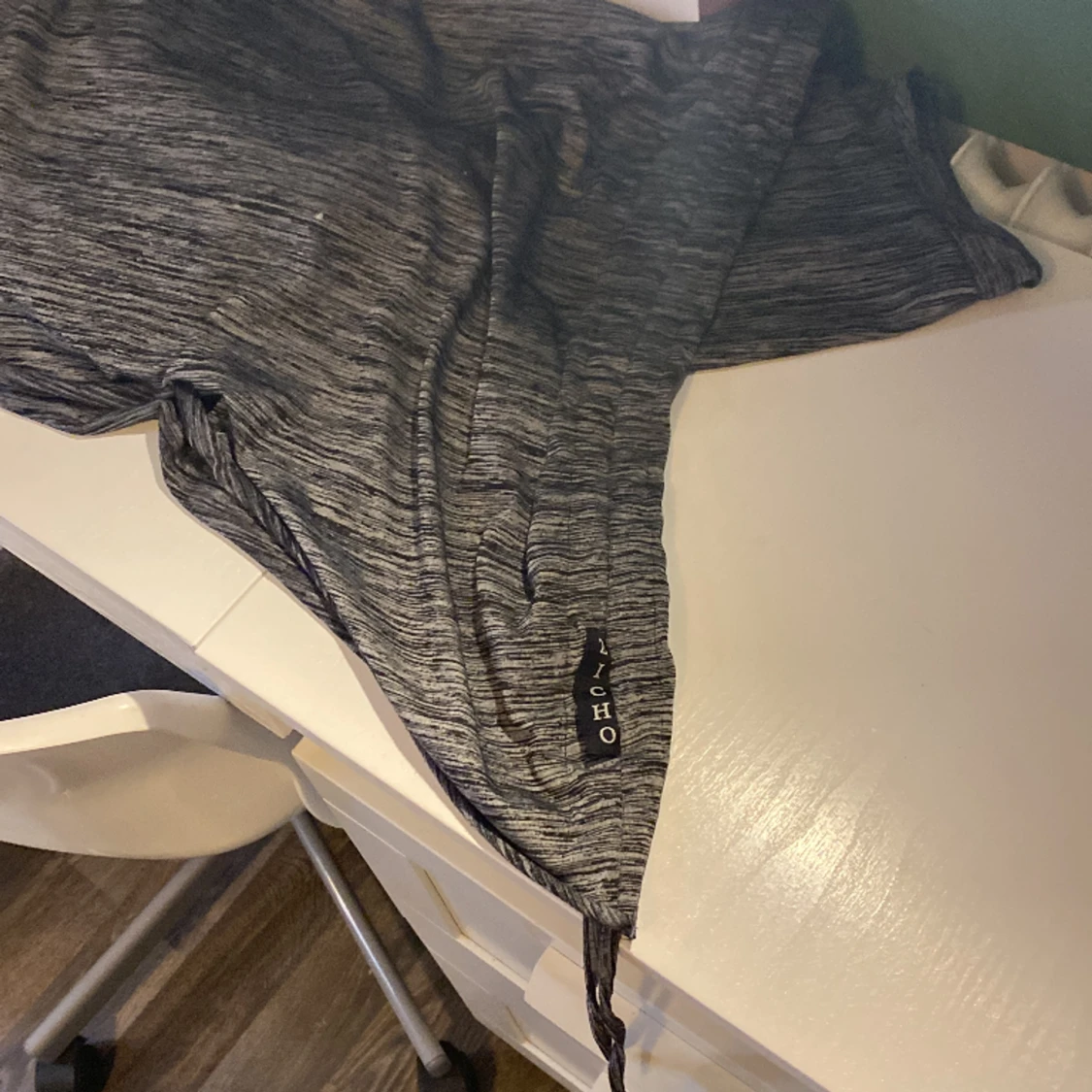 En klänning med spänne på - 91