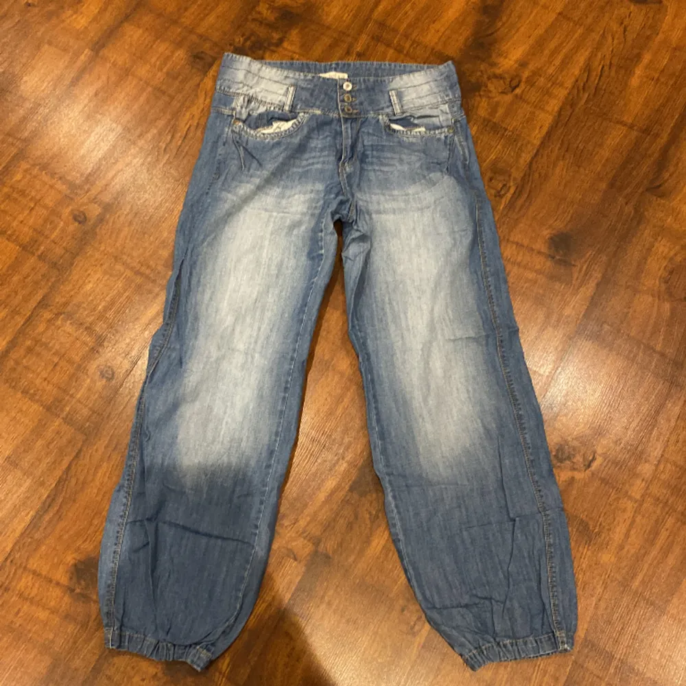 Jeans från lindex i en baggy modell. Strl 42. . Jeans & Byxor.