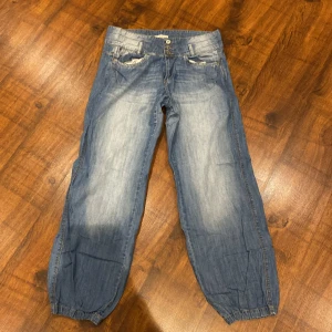Baggy jeans från lindex o strl 42 - Jeans från lindex i en baggy modell. Strl 42. 
