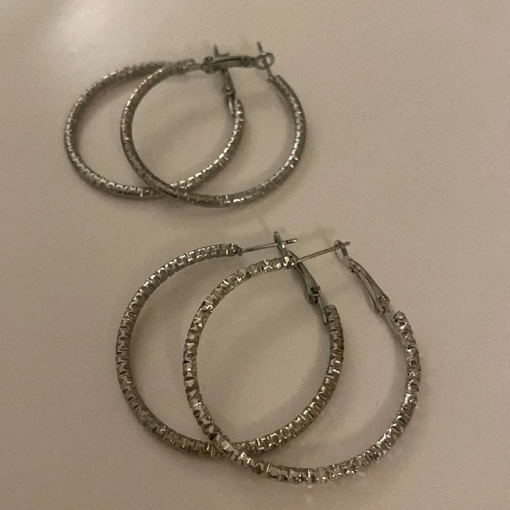 2 par för 50kr silverörhängen!  Säljer dessa super fina silverörhängen då jag gått över till guld💞 . Accessoarer.