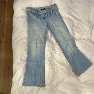 Låhmidjade jeans  - Lite thirteen liknande modell, lågmidjade bootcut,  Möts upp i sthlm Tar bara kontant