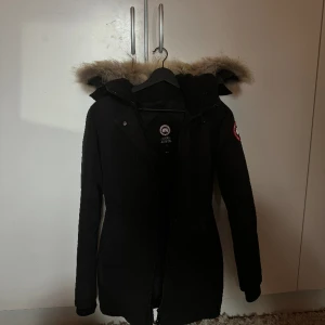Canada goose Victoria parka - Storlek xxs Använd men i mycket bra skick. Pälsen är avtagbar.