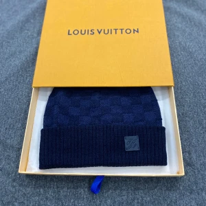 Lv mössa & scarf - Lv beanie & scarf ✅ Size: one size Quality: 10/10 brand new Skriv i dm för mer info.
