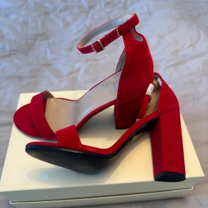 Klackskor  - Säljer klackskor, aldrig använda. Storlek 37. Pris 150 kr