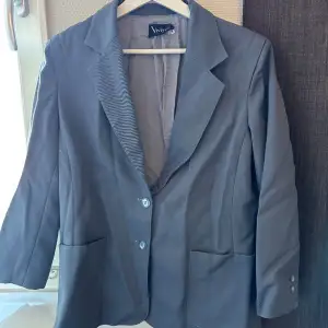 Blazer i fin blå färg, något figursydd. Köpt för 350kr i USA. Storlek 44 men jag skulle säga att den känns som en S