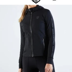 Träningströja - Köpt för 899kr❣️❣️ Jättefin träningströja från Maya Delorez med luva🤩🤩 Luvan går inte att ta av!! Använd noll gånger så i topp skick!! Säljer då jag tyvär inte kan träna i luva😢😢lånade bilder❤️