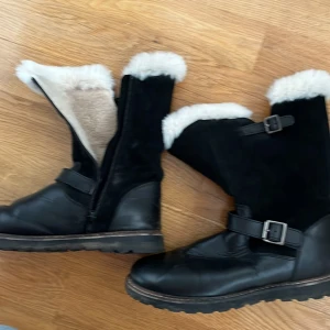 Skor -  Det är skor som är svarta, dom är av mocka. Storlek 36, 150 kr.