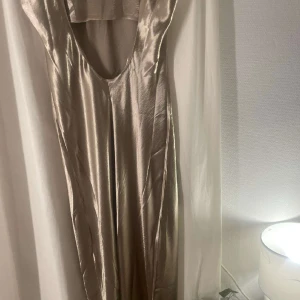 Balklänning - Säljer min reserv balklänning, aldrig använd då den inte riktigt föll mig i smaken.  