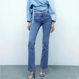 Ett par sällan använda bootcut jeans från Zara