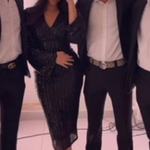 Glittrig Festklänning  - Snygg, elefant och figursydd klänning med paljetter som använts vid ett tillfälle.  Klänningen är i stretch material. Storleken på känningen är S men funkar för M också 