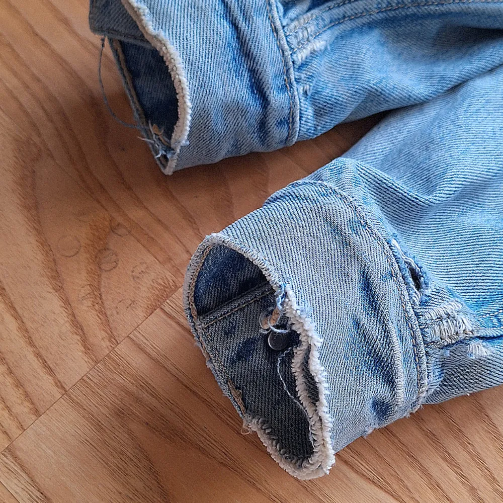 Supercool vintage jeansjacka från Levi's🙏💞 Superbekväm och skön🫶 Den är retro från 90-talet och har därför lite slitningar längst ner i ärmarna (se sista bilden)🙏 Annars inga större defekter💞🥳🔥. Jackor.