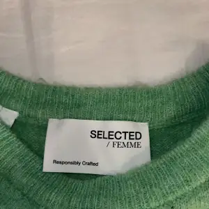 Säljer denna gröna stickade kortärmade tröja från märket Selected femme. (Köpt på boozt.)  Färgen är ungefär som sista bilden, fast grönare typ. ❣️ Väldigt bra skick! Endast använt 1gång. 