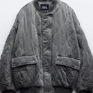 Zara jacka - Säljer min zara jacka då den inte kommit till användning, använd få gånger men är i nyskick. Xs men sitter oversized. Nypris 850kr💞