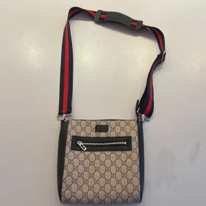  Gucci Axelremväska  - Nästan helt ny. Använt den ungefär 6 gånger ute. Bra skick ser ut som ny. Priset kan diskuteras.