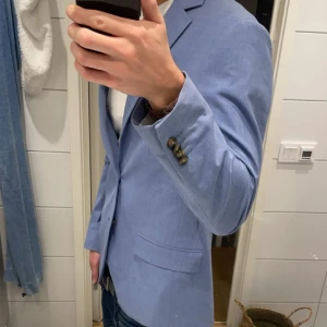 Ljusblå Blazer - Väldigt fräsch blazer som är perfekt iför kommande vårtiderna. Våga stå ut och köp hem denna blazern från oss.