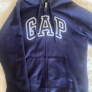 kofta - säljer en gap zip up hoodie/kofta, den är i super bra skick och super fin