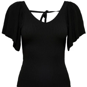 Ribbad tröja - Säljer denna ribbade tröja med puffärmar som följer kroppen jättefint. Den har knytning i ryggen och passar allt. Endast använd en gång och köpt för 299. Hör av er vid frågor, puss💋