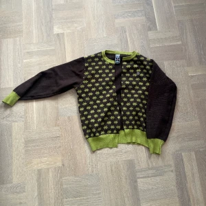 Gullig kofta - Jättegullig kofta köpt här på plick 👾brun och gröna monster. Det står storlek L i plagget men den är mer än S skulle jag säga. Nypris 1299kr 