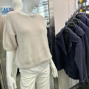 Stickad T-shirt  - Helt ny stickad T-shirt ifrån Chelsea med lapp kvar, aldrig använd. Säljer då jag inte gillade hur den satt på mig och de va försent o lämna tillbaka.