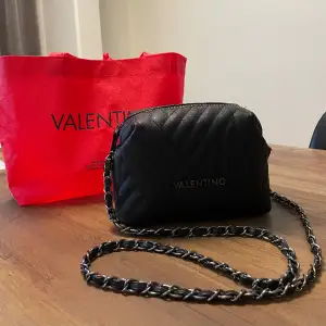 Valentino väska i mycket bra skick, använd max 2 gånger. För ytterligare information skriv privat. 