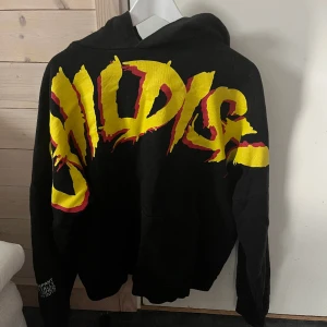 Childish Hoodie - Svart Hoodie med tryck både fram och bak. Ganska stor i storleken 