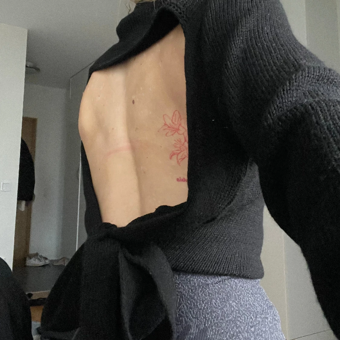 Svart stickad öppen rygg - 90