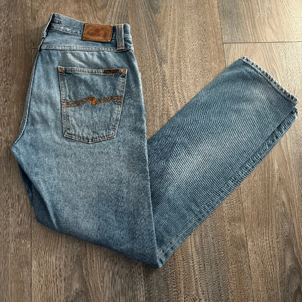 Riktigt feta Nudie Jeans i 9/10 skick. Storlek W32/L34. Modellen på bilden är 191. Ordinarie pris 1799❌ Vårt pris 549✅ Tveka inte att höra av er om det är något ni undrar.. Jeans & Byxor.