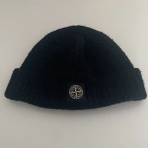 Stone island mössa - Mössa  , lite sliten , noppig