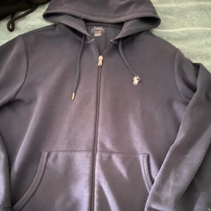 Ralph lauren zip - Säljer min gamla zip då den inte passar mig längre. Skick 8/10 eftersom ena snöret är lite slitet. 