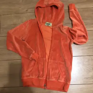 Vintage y2k juicy couture aprikosfägad  zip up tröja💕💕 stl s men sitter väldigt tight på mig som är s så skulle säga xs  Priset kan diskuteras