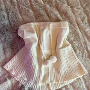 Vit kjol - Säljer den här kjolen som har en liten vinter känsla till sig! Kontakta mig innan köp och använder mig helst av swish utanför appen då min BankID har strulat lite! Tar alltid bildbevis innan jag skickar något och kan mötas upp i Stockholm! 💗